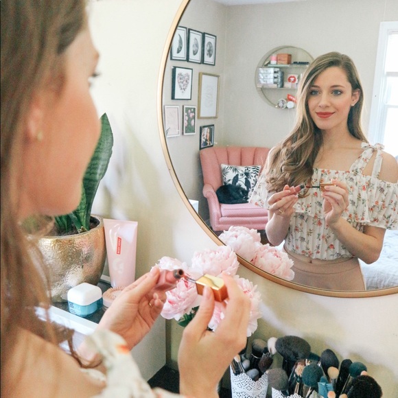 Feminine, Floral Ruffled Cropped Blouse - Picture 5 of 6